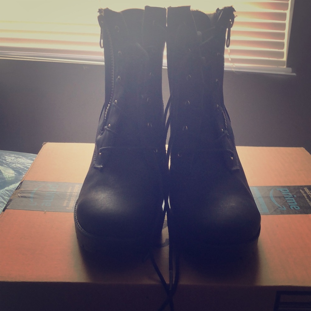 Black heels boots